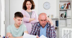 Imagen de una familia revisando sus finanzas con un asesor – ALT: “family planning budget with financial advisor